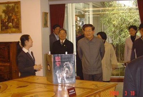 2006年3月，朱镕基到福建参观福州林则徐纪念馆。