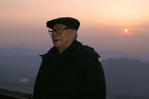 2006年五一期间，江泽民在泰山留影。