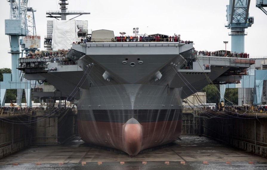 最新下水的美国海军福特号航母
