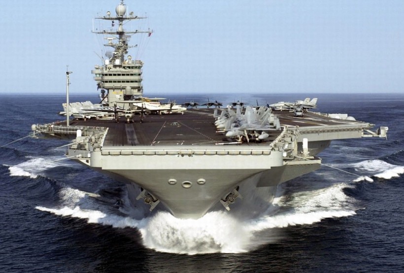 美国海军尼米兹级航空母舰，这样的拍摄角度可以称得上是美国海军航母的标准照。
