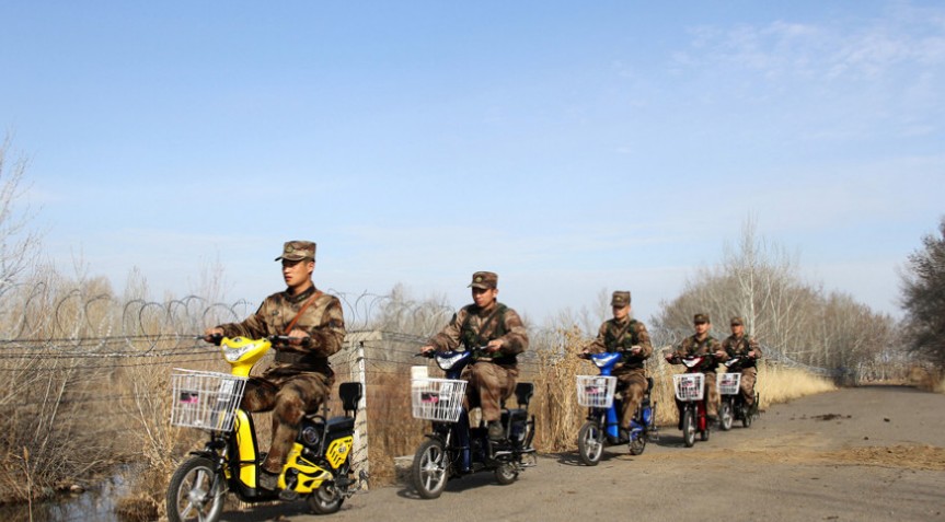 驻新疆边防军配电动车 增加巡逻次数提高效率