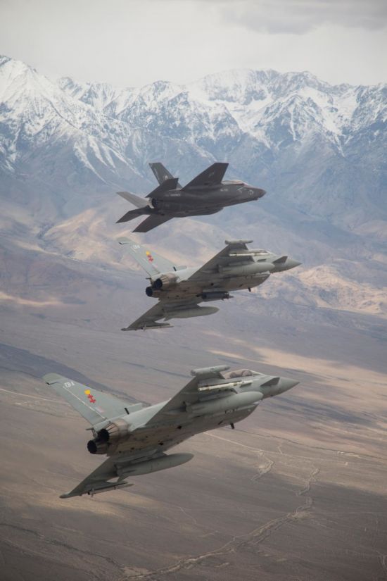 五千次协同训练完成 4架F-35比翼齐飞