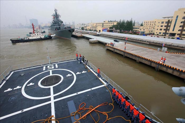 海军新郑州舰载卡28参演 首见收桨入库过程