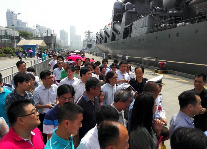 市民排队参观瓦良格舰