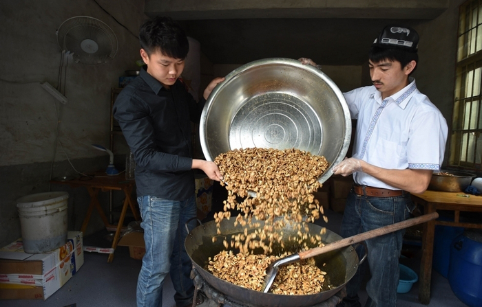 维汉大学生合伙网上卖切糕