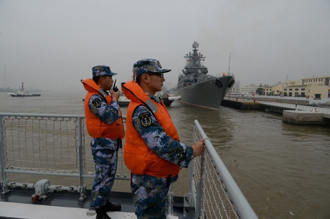 中俄舰艇前往指定海域 郑州舰出港猛图亮相
