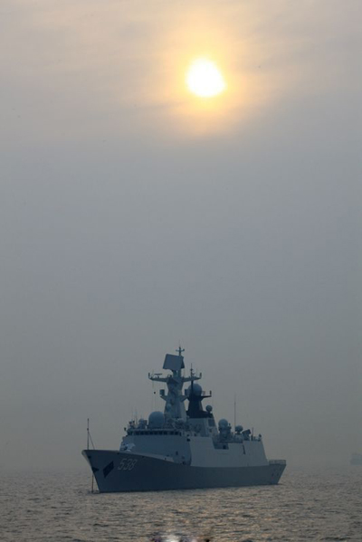 中俄舰艇前往指定海域 郑州舰出港猛图亮相