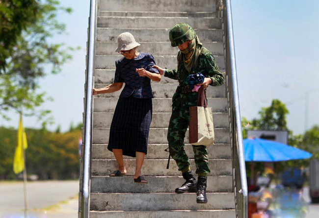 泰军街头持枪戒严士兵神情悠闲美女争相合影