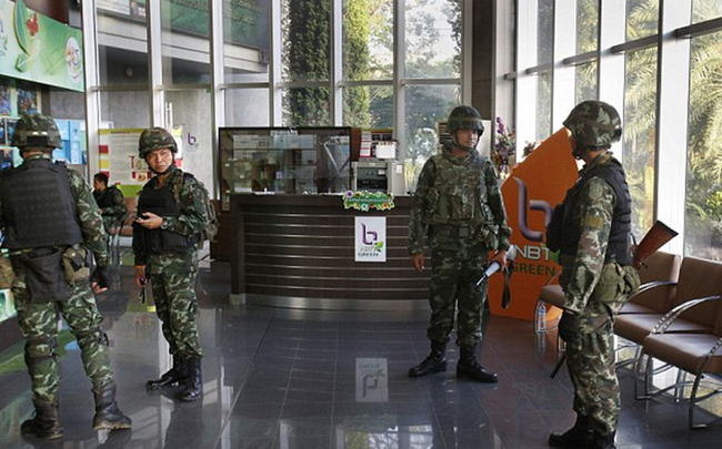泰军街头持枪戒严士兵神情悠闲美女争相合影