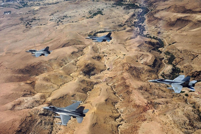 美军与盟友战机编队巡航约旦领空观“风景”