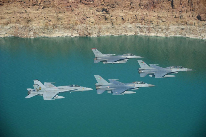 美军与盟友战机编队巡航约旦领空观“风景”