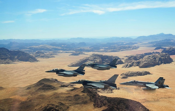 美军与盟友战机编队巡航约旦领空观“风景”
