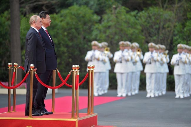 习近平与普京共同出席中俄联合军演开始仪式