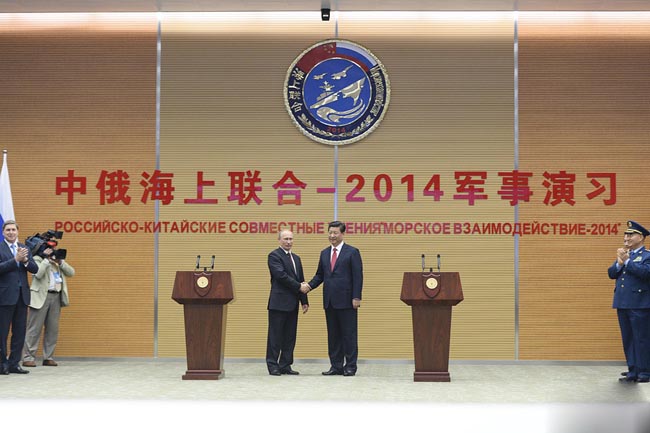 习近平与普京共同出席中俄联合军演开始仪式