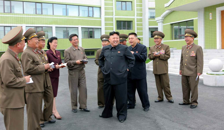 金正恩视察纺织工人宿舍