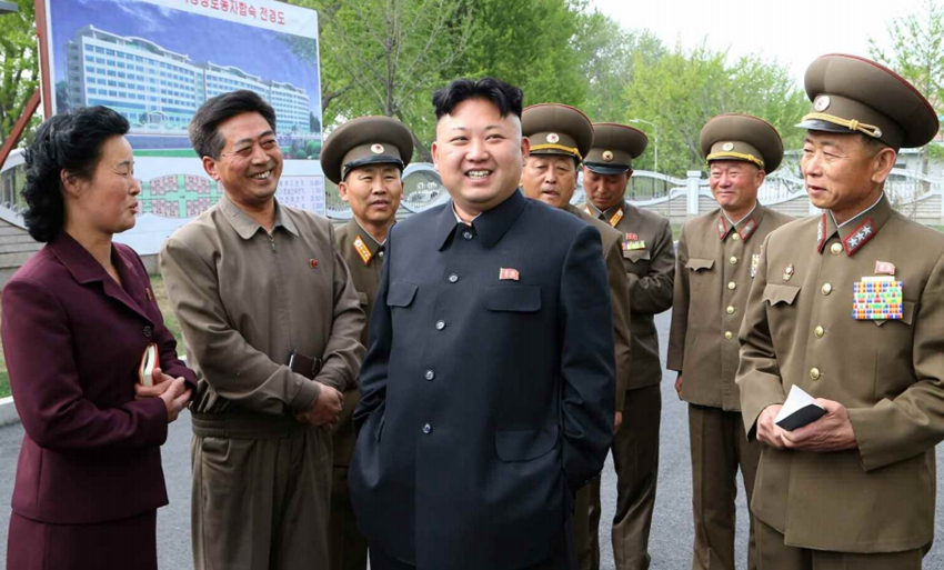 金正恩视察纺织工人宿舍