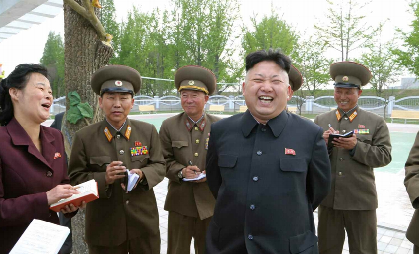 金正恩视察纺织工人宿舍