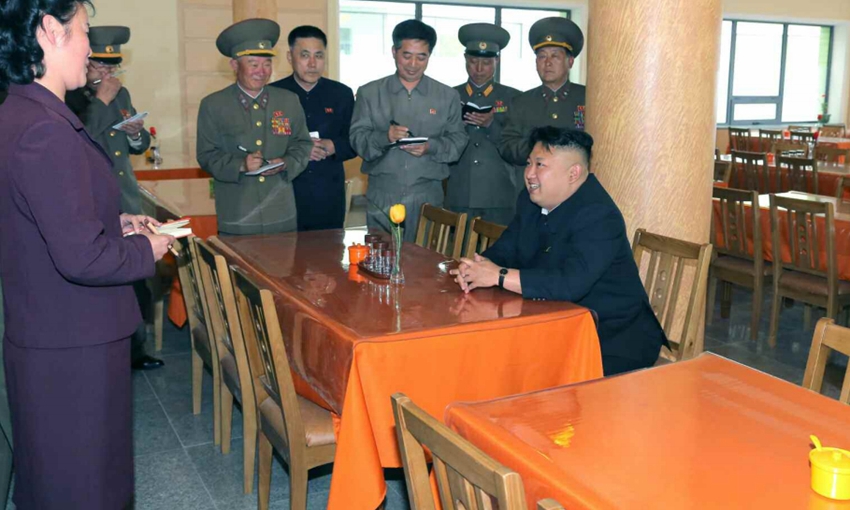 金正恩视察纺织工人宿舍