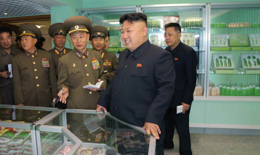金正恩视察纺织工人宿舍