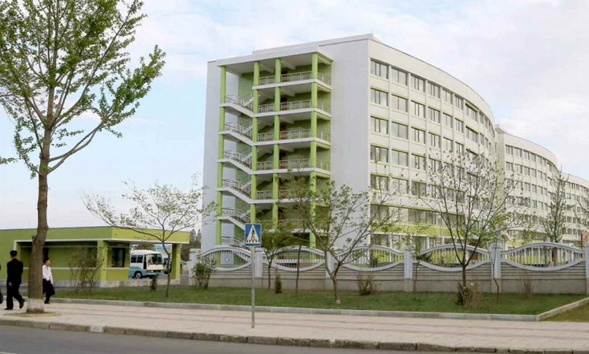 金正恩视察纺织工人宿舍