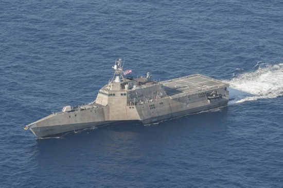 美国海军两艘三体濒海舰出海炫耀