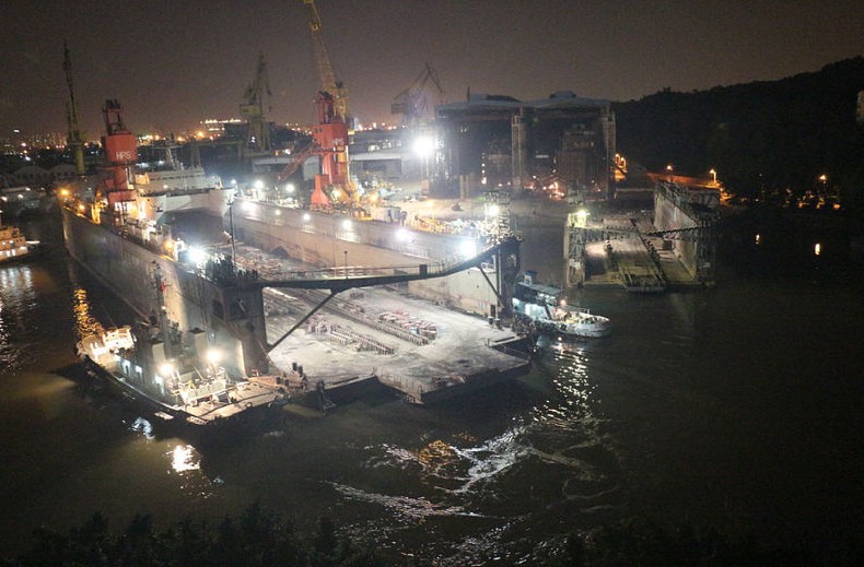 中国自研双体船深夜下水