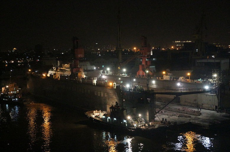 中国自研双体船深夜下水