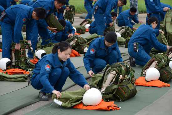 空军首批女歼击机飞行员首次进行海上跳伞救生训练