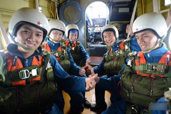 空军首批女歼击机飞行员首次进行海上跳伞救生训练