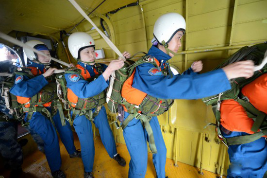 空军首批女歼击机飞行员首次进行海上跳伞救生训练