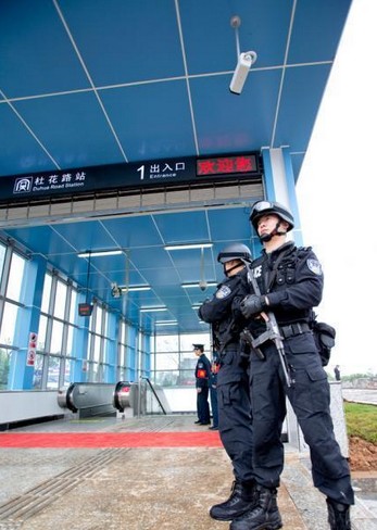 长沙特警演习应对地铁遭爆炸袭击