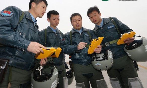我军飞豹整建制出动 国产“iPad”推演战法