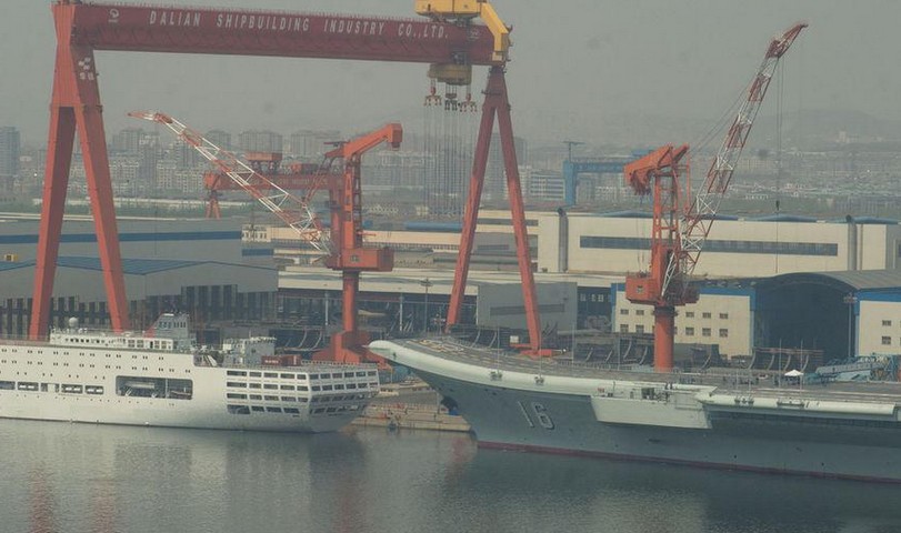 我军航母辽宁舰大连船厂内维修保养
