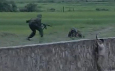 毒贩持枪对峙武警 被吓投降