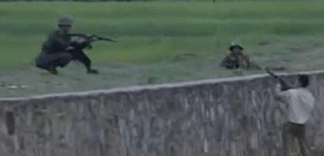 毒贩持枪对峙武警 被吓投降