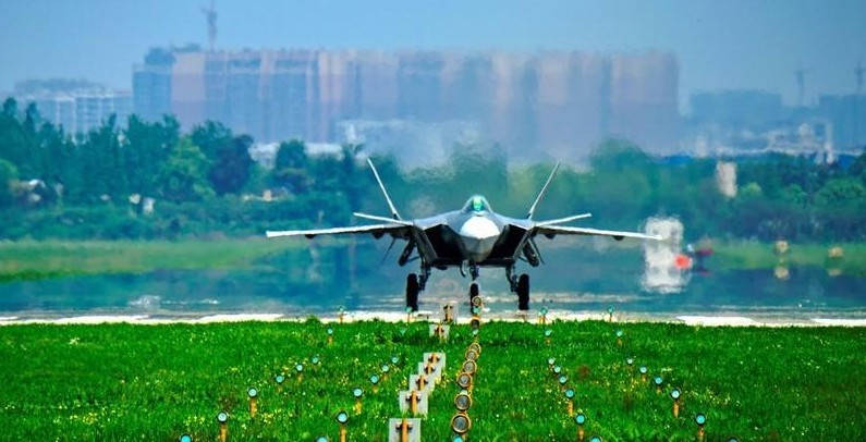 2011号歼20空中放油 拖出壮观白色尾迹