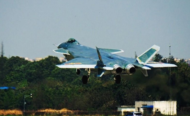 2011号歼20空中放油 拖出壮观白色尾迹