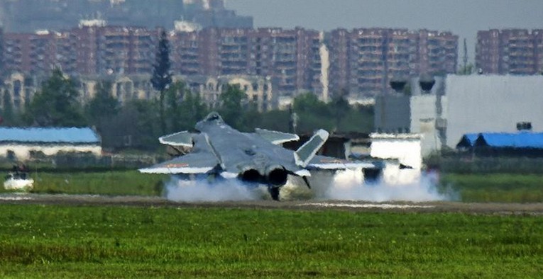 2011号歼20空中放油 拖出壮观白色尾迹