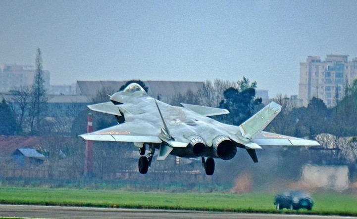 2011号歼20空中放油 拖出壮观白色尾迹