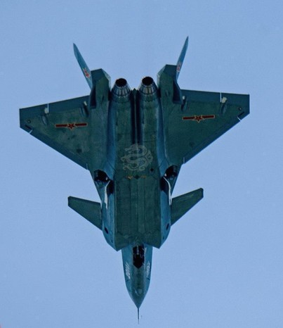 2011号歼20空中放油 拖出壮观白色尾迹