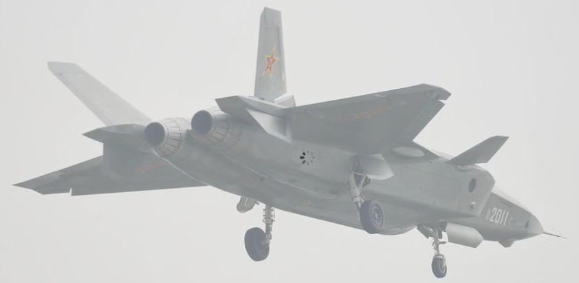 2011号歼20空中放油 拖出壮观白色尾迹