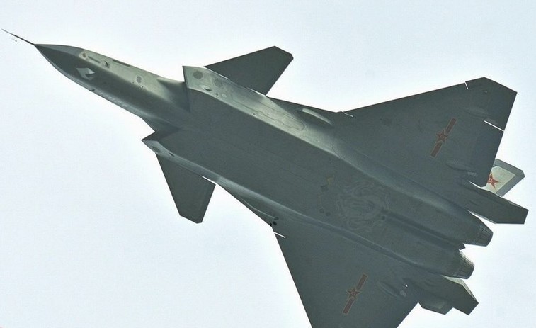 2011号歼20空中放油 拖出壮观白色尾迹
