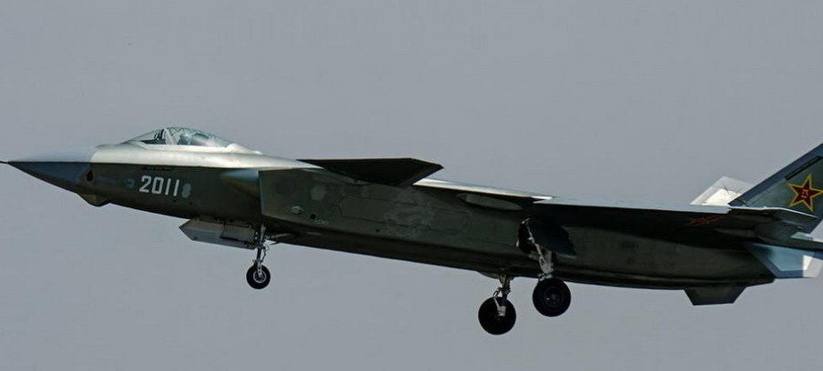 2011号歼20空中放油 拖出壮观白色尾迹