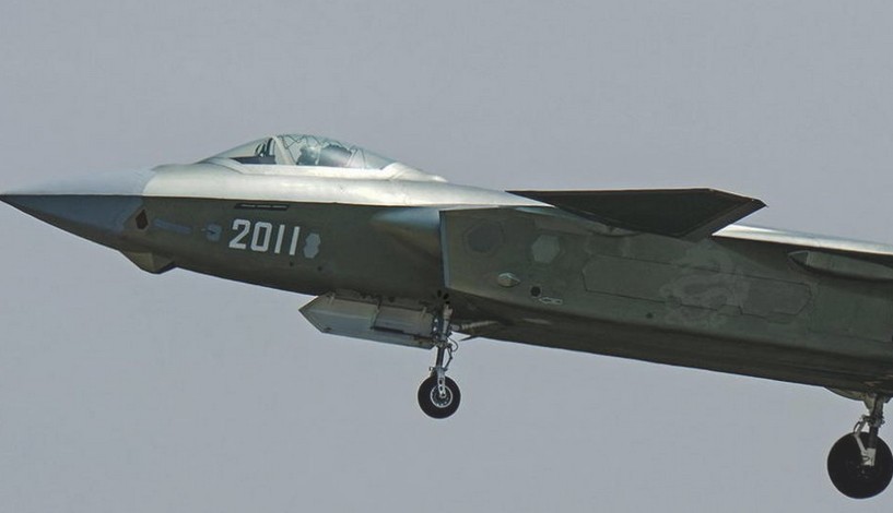 2011号歼20空中放油 拖出壮观白色尾迹