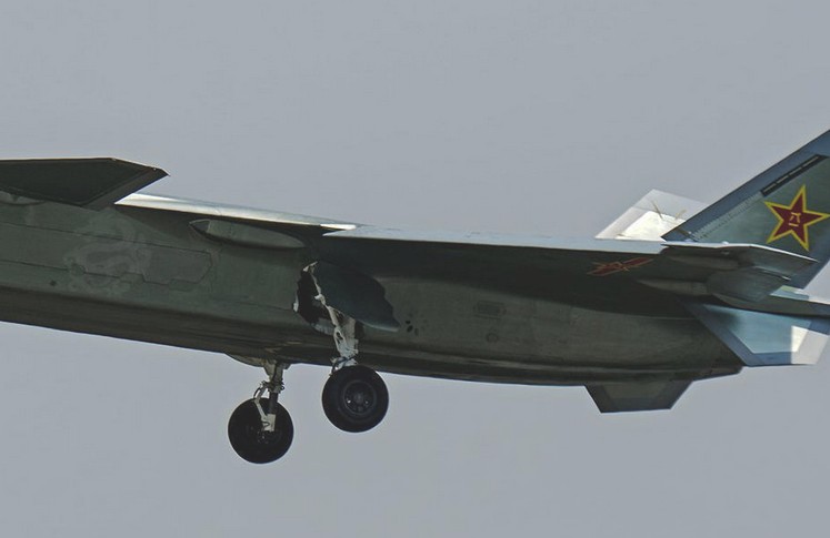 2011号歼20空中放油 拖出壮观白色尾迹