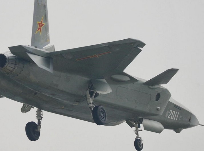 2011号歼20空中放油 拖出壮观白色尾迹