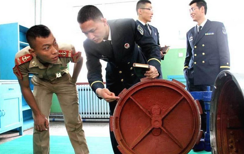 印尼海军参观中方军校 潜艇模拟器曝光