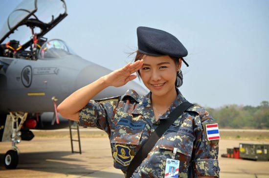 泰新美三国主力战机联演 漂亮女兵演兵场助阵