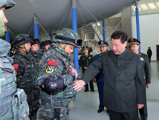 习近平视察武警特战部队并授旗