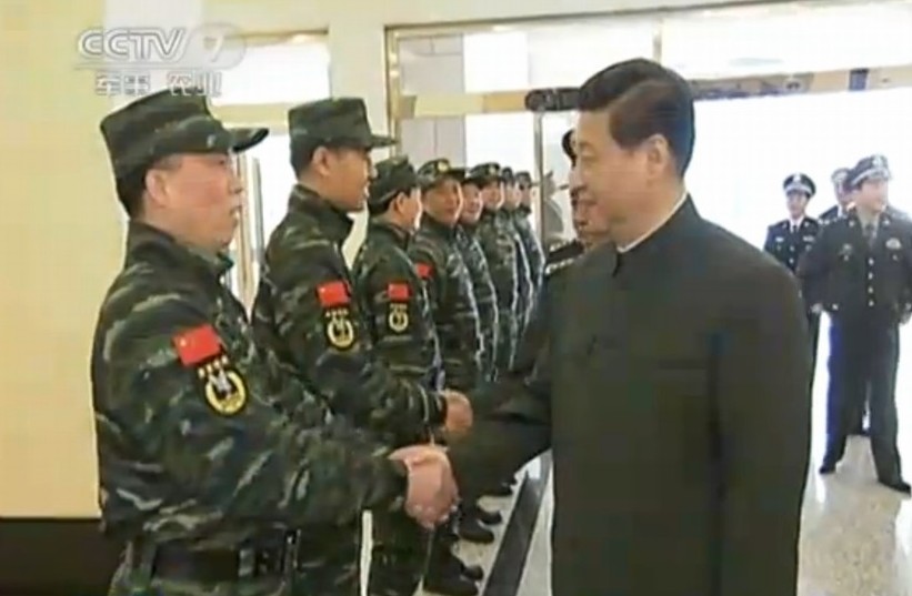 习近平视察武警特战部队并授旗